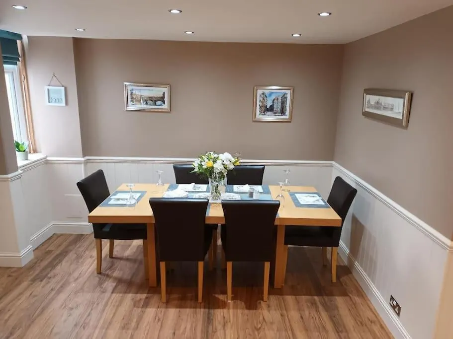 Holiday home 4 Bedroom / 2 Bathroom House In Desirable Area. Dundee