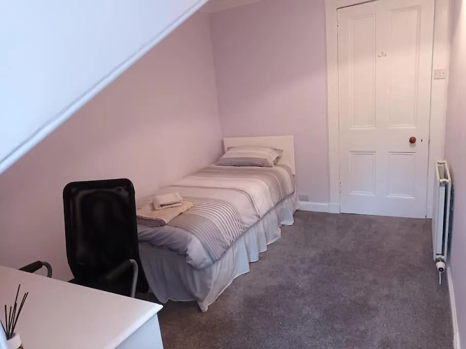 Holiday home 4 Bedroom / 2 Bathroom House In Desirable Area. Dundee