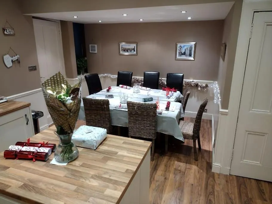 Holiday home 4 Bedroom / 2 Bathroom House In Desirable Area. Dundee United Kingdom