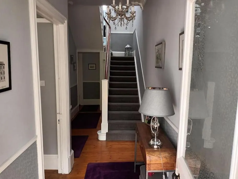 4 Bedroom / 2 Bathroom House In Desirable Area. Dundee
