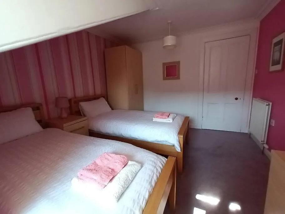 4 Bedroom / 2 Bathroom House In Desirable Area. Dundee Holiday home