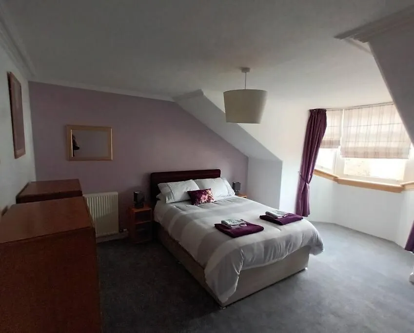 4 Bedroom / 2 Bathroom House In Desirable Area. Dundee