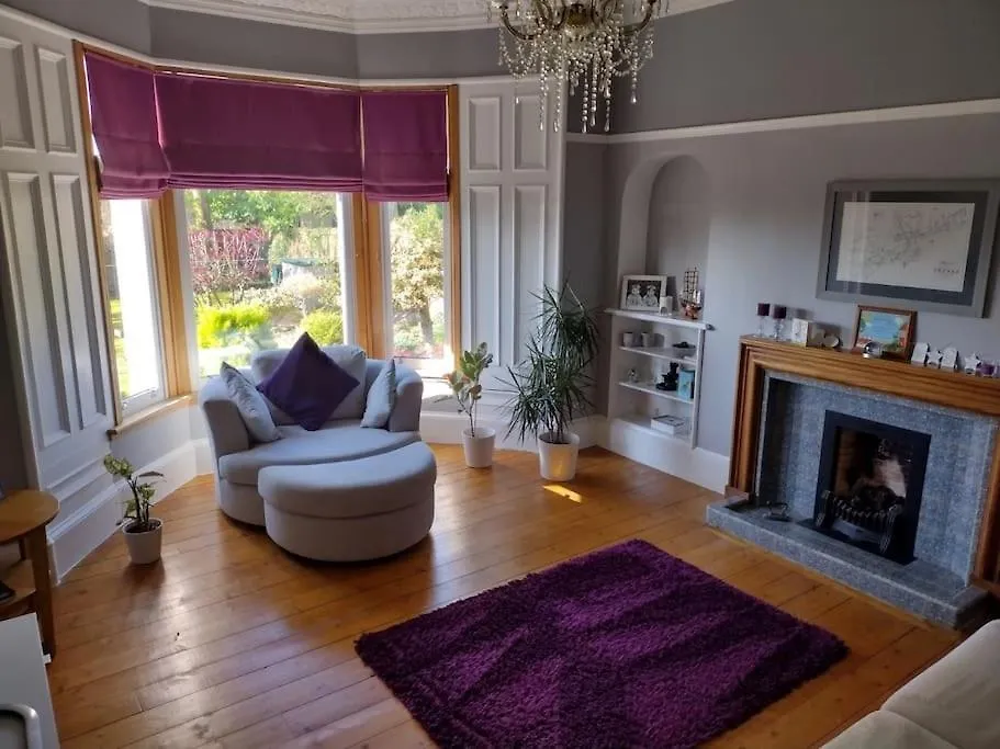 4 Bedroom / 2 Bathroom House In Desirable Area. Dundee Holiday home