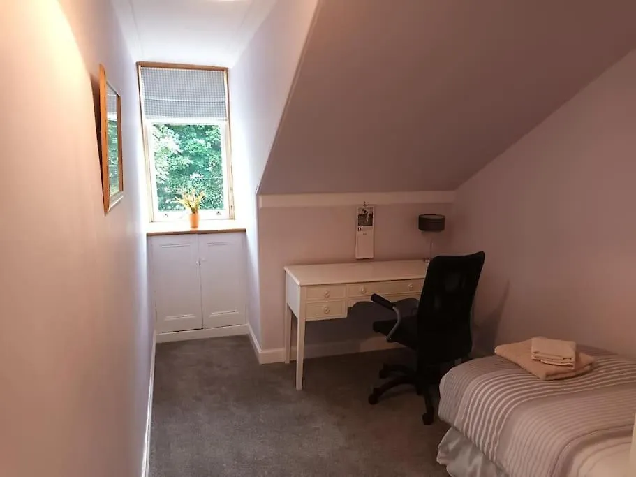 4 Bedroom / 2 Bathroom House In Desirable Area. Dundee Holiday home