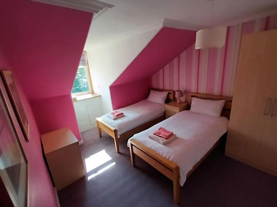 Holiday home 4 Bedroom / 2 Bathroom House In Desirable Area. Dundee