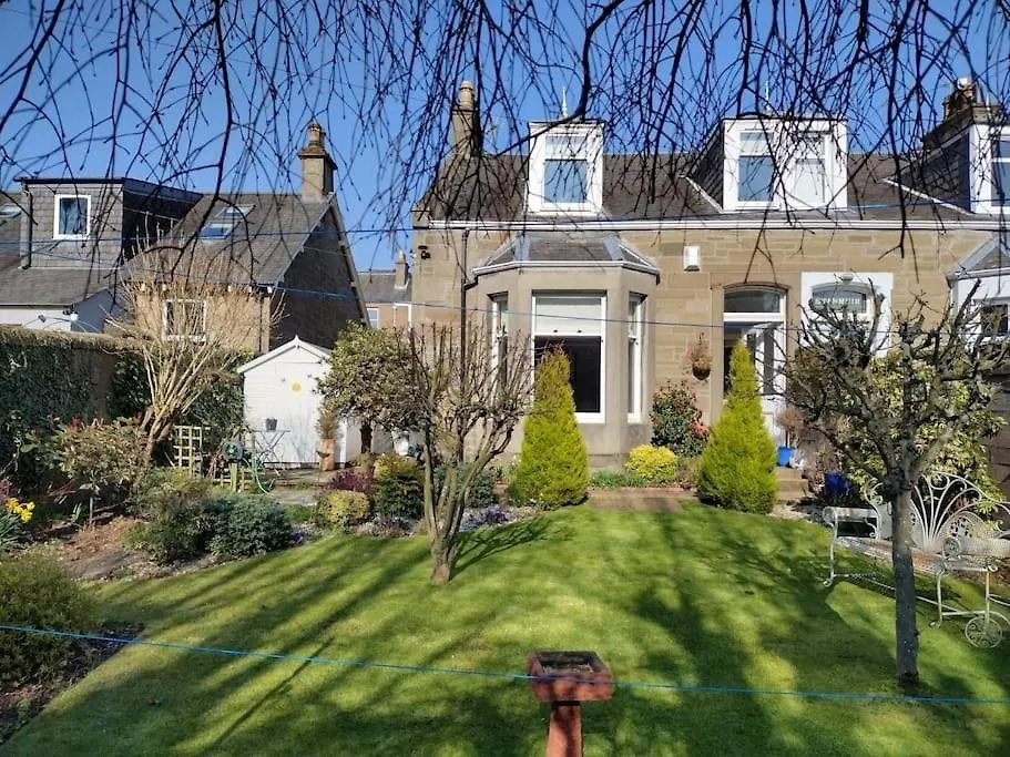 Holiday home 4 Bedroom / 2 Bathroom House In Desirable Area. Dundee United Kingdom
